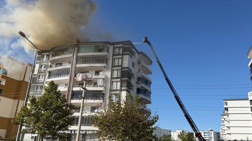 Diyarbakır'da 8 katlı binanın &ccedil;atısında yangında mahsur kalan 7 kişi kurtarıldı
