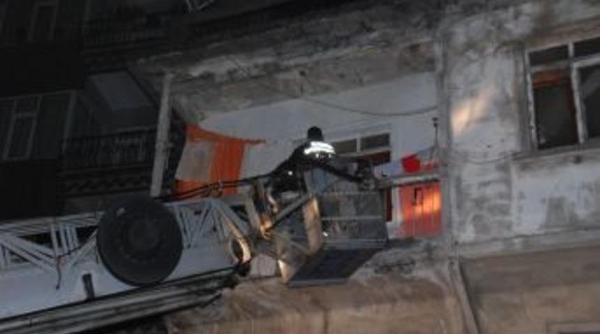 Sigaranın neden olduğu iddia edilen yangın evi kül etti