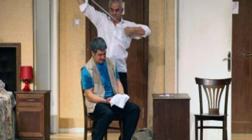 &Uuml;nl&uuml; tiyatrocular Yenimahallelilerle buluşmaya devam ediyor