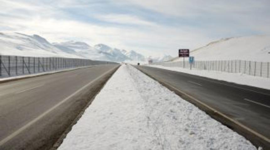 Yolların karla kaplanmasına karşı 'kar siperi' uygulanıyor