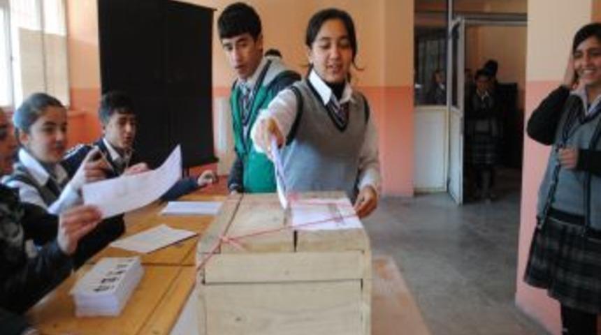 Hakkari'de okul başkanlık se&ccedil;imi i&ccedil;in &ouml;ğrenciler sandığa gitti