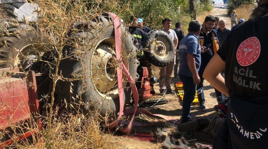 Devrilen trakt&ouml;r&uuml;n s&uuml;r&uuml;c&uuml;s&uuml; ile yanındaki eşi &ouml;ld&uuml;
