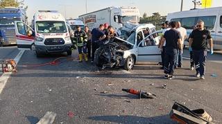 Son dakika: Mersin'de hafif ticari ara&ccedil; TIR'a arkadan &ccedil;arptı; 2 &ouml;l&uuml;, 1 yaralı
