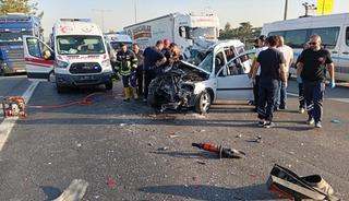 Mersin'de hafif ticari ara&ccedil; TIR'a arkadan &ccedil;arptı; 2 &ouml;l&uuml;, 1 yaralı