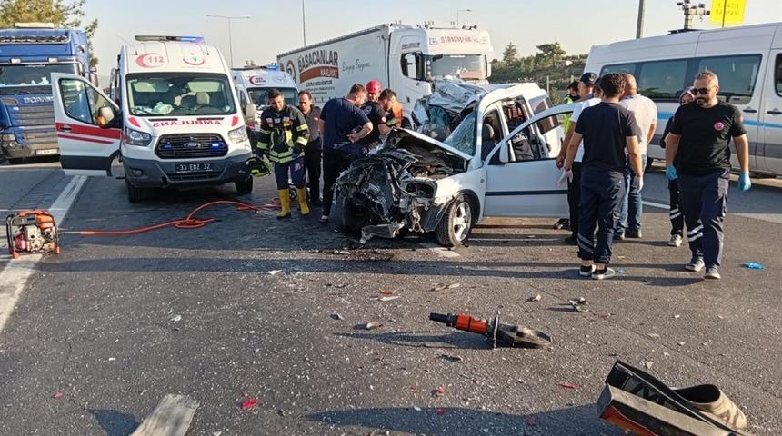 Mersin'de hafif ticari ara&ccedil; TIR'a arkadan &ccedil;arptı; 2 &ouml;l&uuml;, 1 yaralı