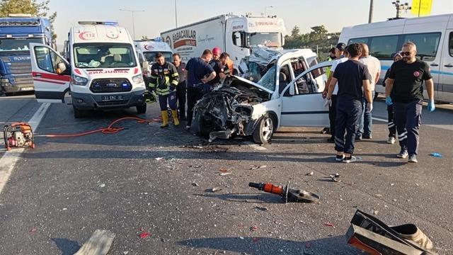 Mersin'de hafif ticari araç TIR'a arkadan çarptı; 2 ölü, 1 yaralı