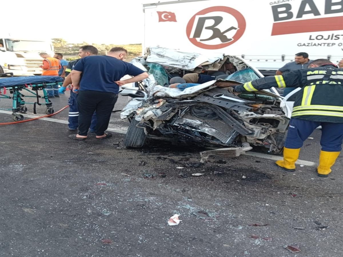 Mersin de hafif ticari araç TIR a arkadan çarptı; 2 ölü, 1 yaralı 1