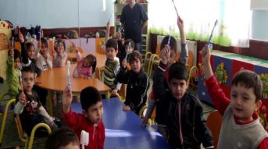 &Ouml;ğrencilere diş taraması