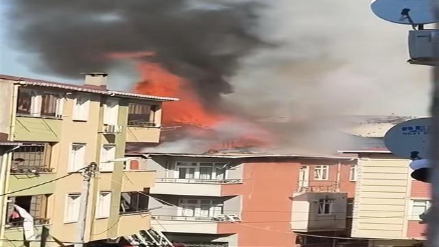 Sultanbeyli’de 3 katlı binanın çatısı alev alev yandı