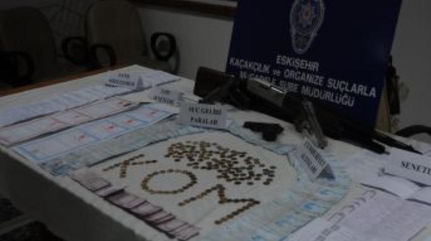 Organize suç örgütünü çökerten polis, ele geçirdiği altınları sergiledi