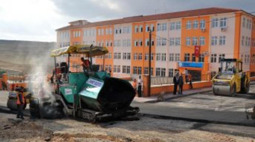 Belediye, G&uuml;neş İlk&ouml;ğretim Okulu &ccedil;evresinde asfalt kaplama &ccedil;alışması yapıyor
