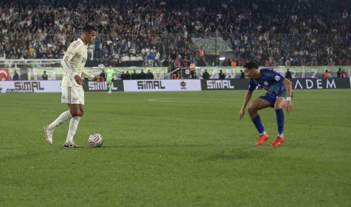 11 sezondur Süper Lig e imzasını atıyor! Fenerbahçe de İrfan Can Kahveci rekor kırıyor 3