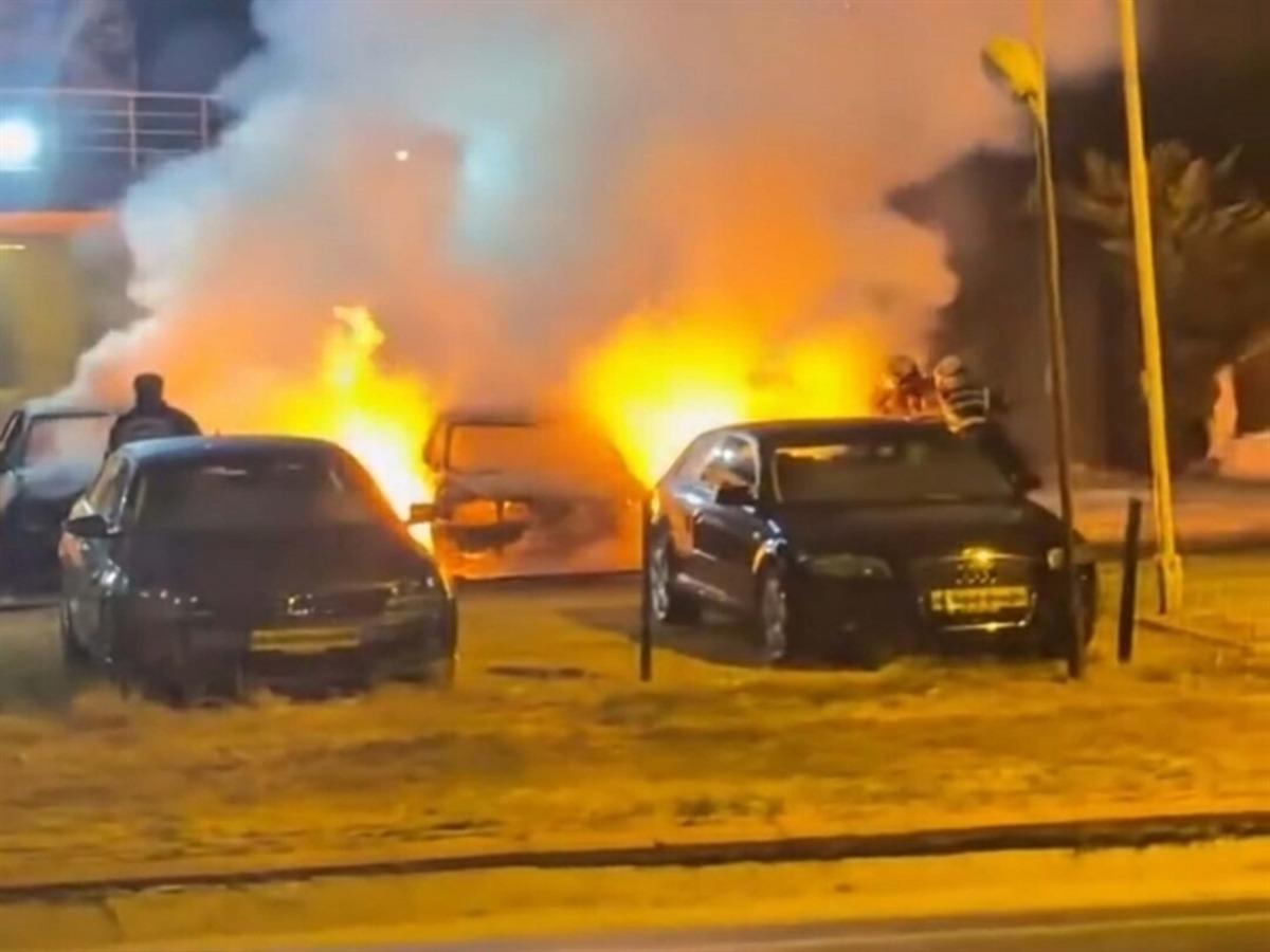 Kuşadası&rsquo;nda 2 otomobil kundaklandı 1