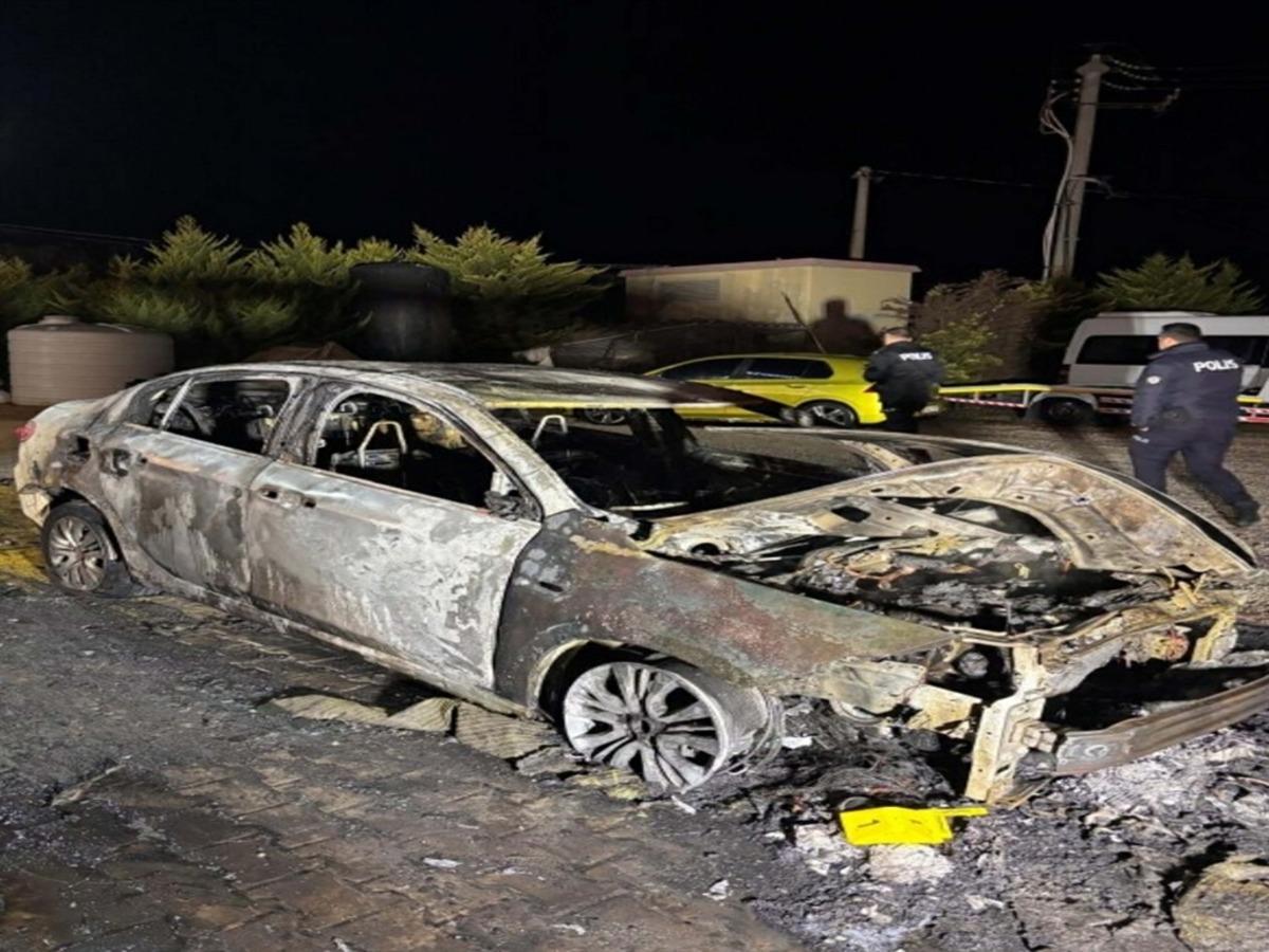 Kuşadası&rsquo;nda 2 otomobil kundaklandı 2