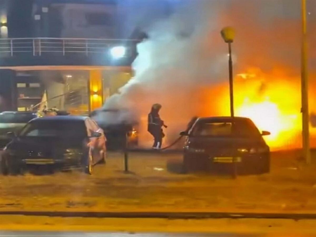 Kuşadası&rsquo;nda 2 otomobil kundaklandı 3