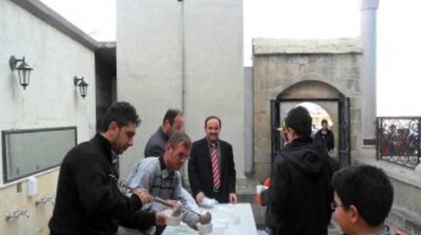 Ortahisar camilerinde aşure dağıtıldı