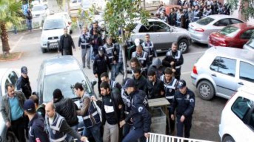 Uyuşturucu operasyonunda yakalanan 49 kişi adliyeye sevk edildi