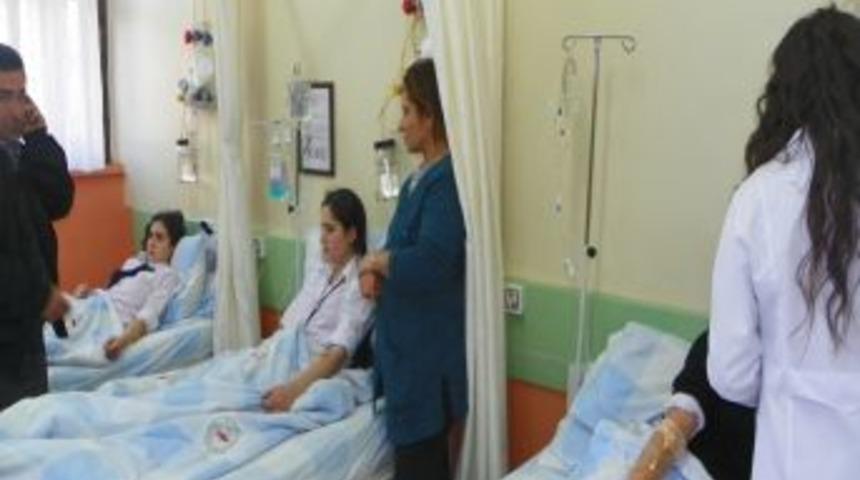 13 kız &ouml;ğrenci okulda yedikleri tavuk d&ouml;nerden zehirlendi