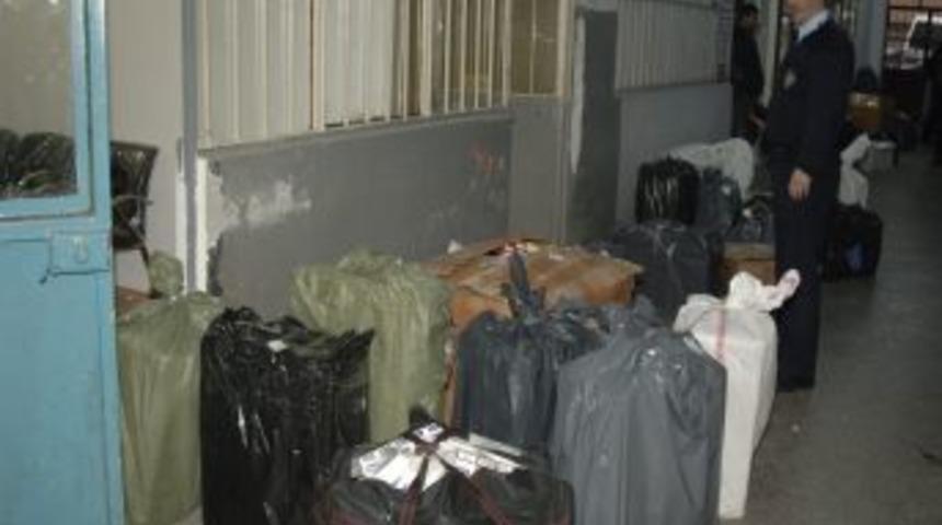 İstanbul polisi, iş hanında bir kamyon ka&ccedil;ak sigara ele ge&ccedil;irdi