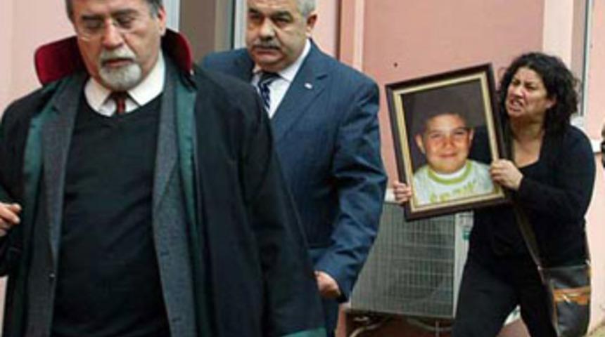 Anne, Efe'nin fotoğrafıyla m&uuml;d&uuml;r&uuml; kovaladı!