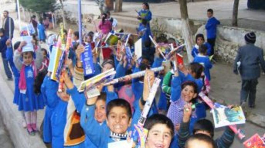 Polisten k&ouml;y okullarına kırtasiye yardımı