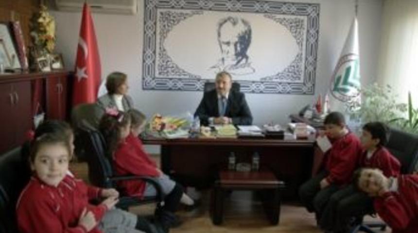 &Ouml;ğretmen Başkana s&uuml;priz Kutlama