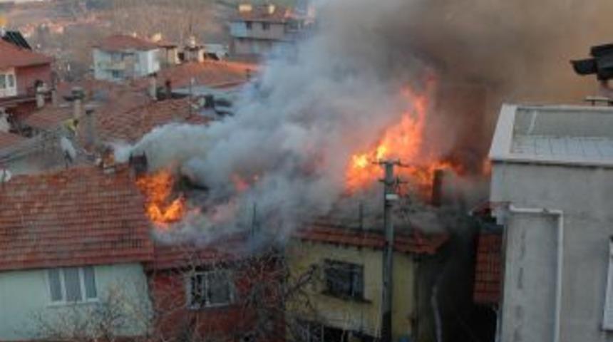 Dursunbey'de yangın! Ara sokakta 5 ev yandı!