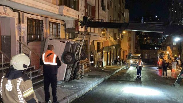 Yer: İstanbul! Panelvan apartman boşluğuna düştü