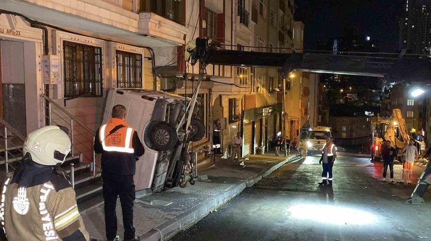 Yer: İstanbul! Panelvan apartman boşluğuna d&uuml;şt&uuml;