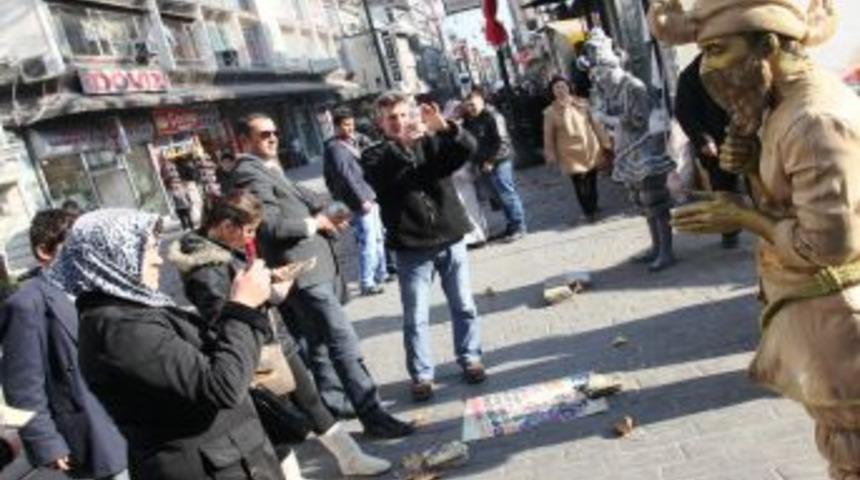 Soğuk heykeller caddeleri s&uuml;sledi