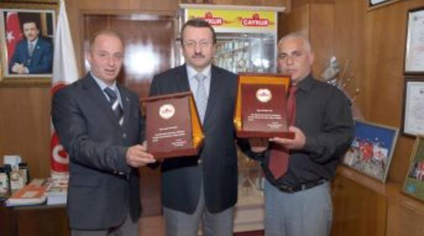 Van&rsquo;da g&ouml;rev yapan &Ccedil;AYKUR personeline plaket