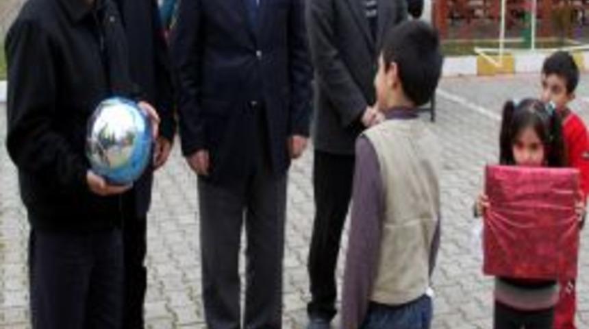 Depremzedelere vali şefkati