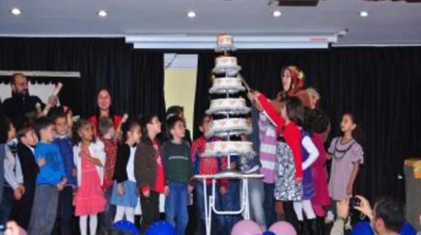 Minikler, okumayı &ouml;ğrenme sevincini pasta keserek kutladı