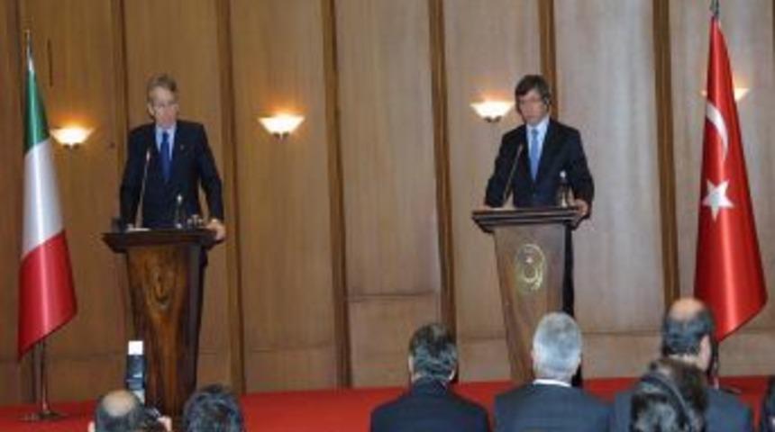 Davutoğlu: Bug&uuml;n Suriye i&ccedil;in sınav g&uuml;n&uuml;d&uuml;r