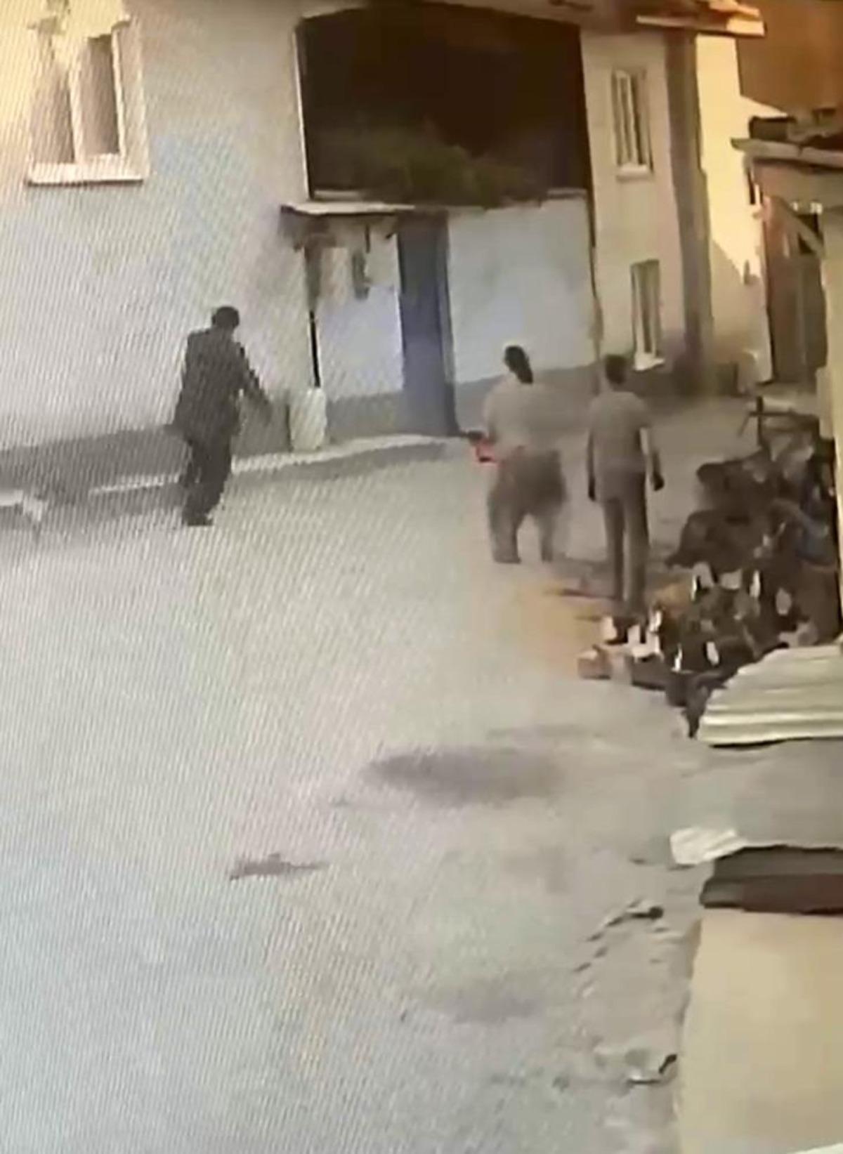 Kadının motorlu testere ile yaşlı adamı korkuttuğu anlar kamerada 2