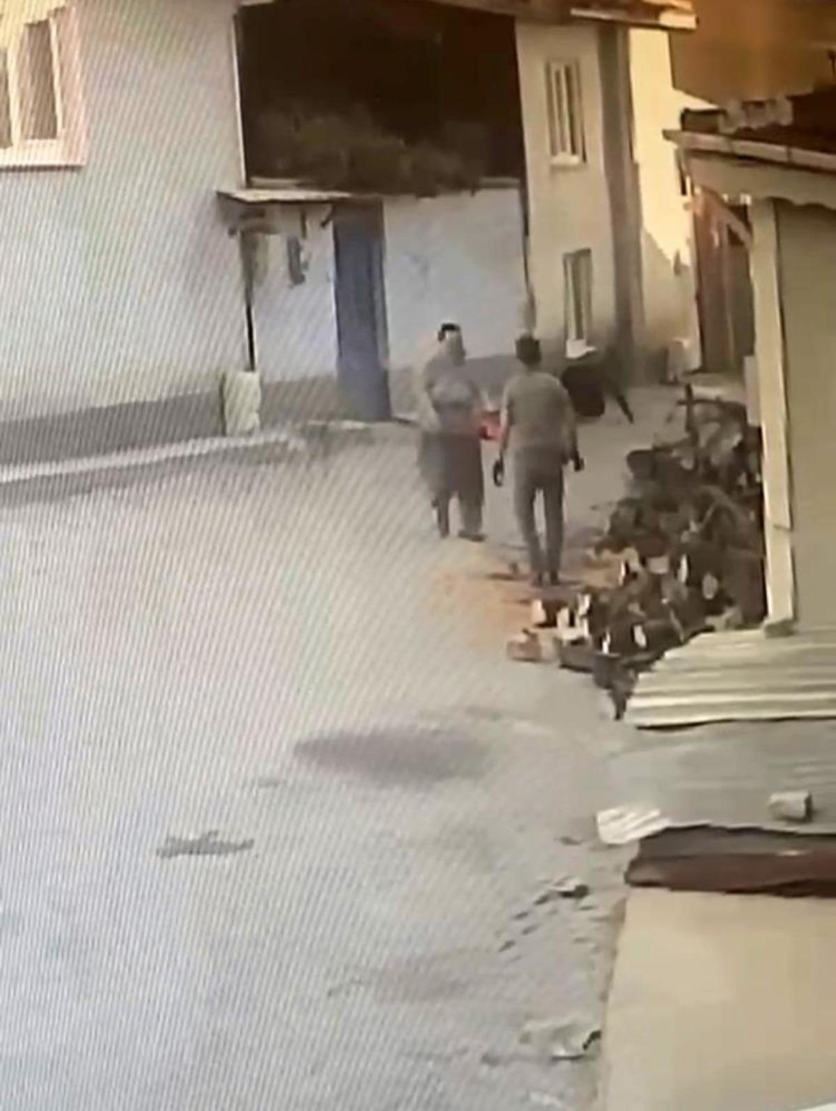 Kadının motorlu testere ile yaşlı adamı korkuttuğu anlar kamerada 3