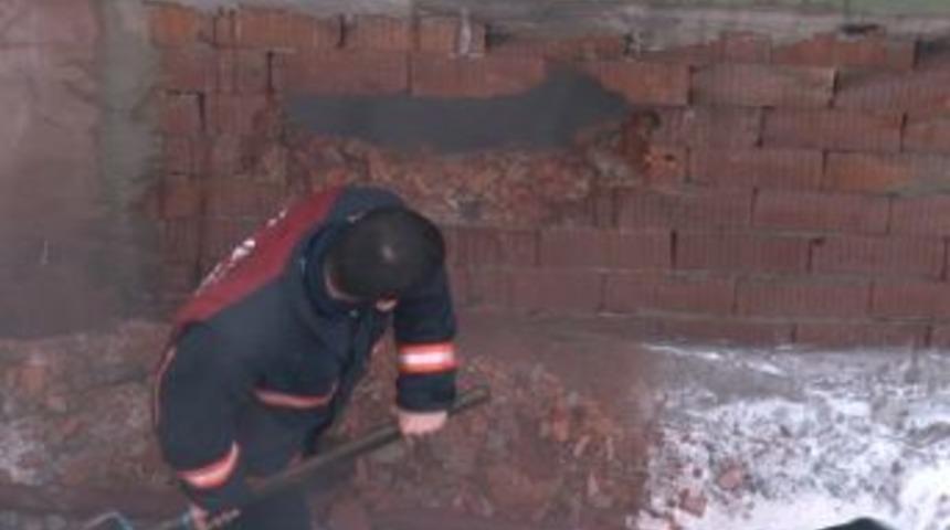 İtfaiye g&ouml;&ccedil;menlerin kaldığı gecekonduda &ccedil;ıkan yangını duvarları kırarak s&ouml;nd&uuml;rd&uuml;