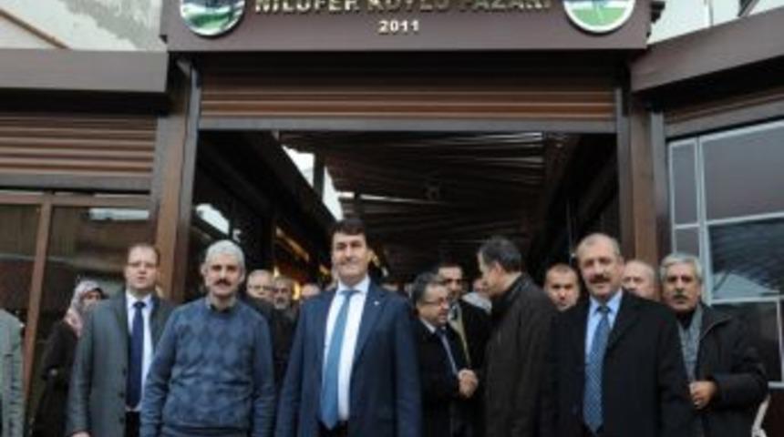 Başkan D&uuml;ndar, K&ouml;yl&uuml; Pazarı'nda aşure dağıttı