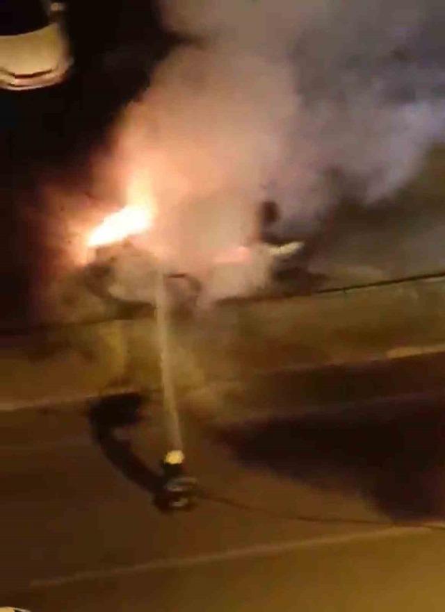Kayseri’de park halindeki otomobil alev alev yandı 6