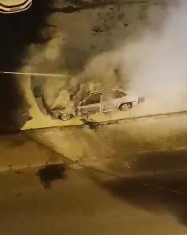 Kayseri’de park halindeki otomobil alev alev yandı 5