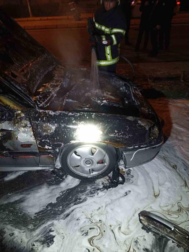 Kayseri’de park halindeki otomobil alev alev yandı 4