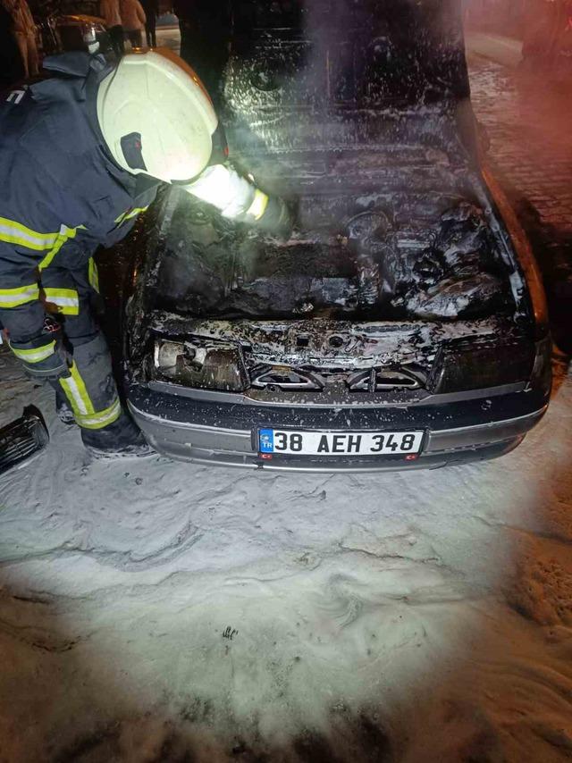 Kayseri’de park halindeki otomobil alev alev yandı 3