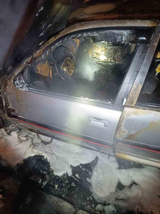 Kayseri’de park halindeki otomobil alev alev yandı 2