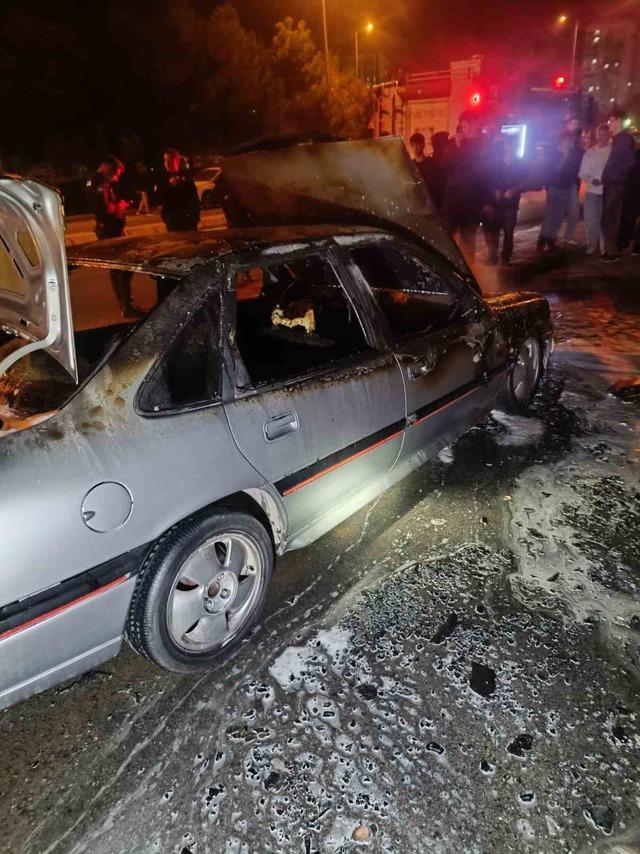 Kayseri’de park halindeki otomobil alev alev yandı 1