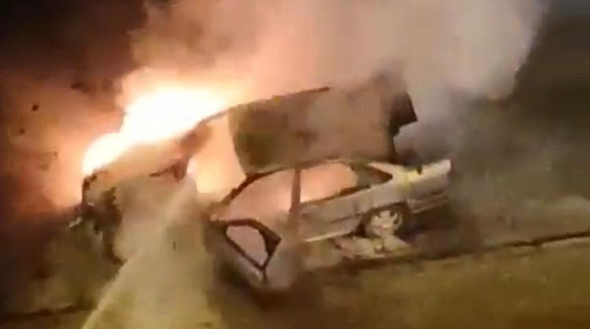 Kayseri&rsquo;de park halindeki otomobil alev alev yandı