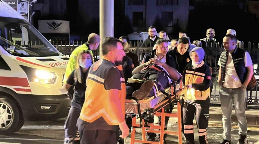 Gece saatlerinde 3 ara&ccedil;lık zincirleme kaza: 4 yaralı