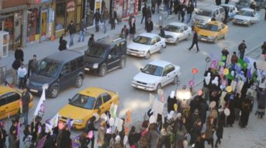 Hakkarili kadınlar, şiddete karşı y&uuml;r&uuml;d&uuml;