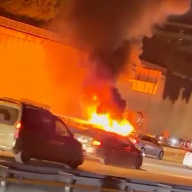 Sarıyer’de trafik kazasının ardından 2 otomobil alev topuna döndü 1