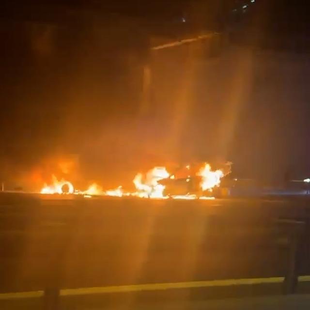 Sarıyer’de trafik kazasının ardından 2 otomobil alev topuna döndü