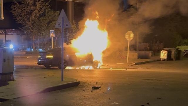 Kayseri’de park halindeki otomobile ve ağaca çarpan araç alev aldı: 1’i ağır, 2 yaralı